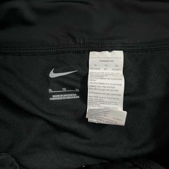 *NWT* Nike Women’s Standard Solid Element Swim Boardshort Size XL - Picture 2 of 5